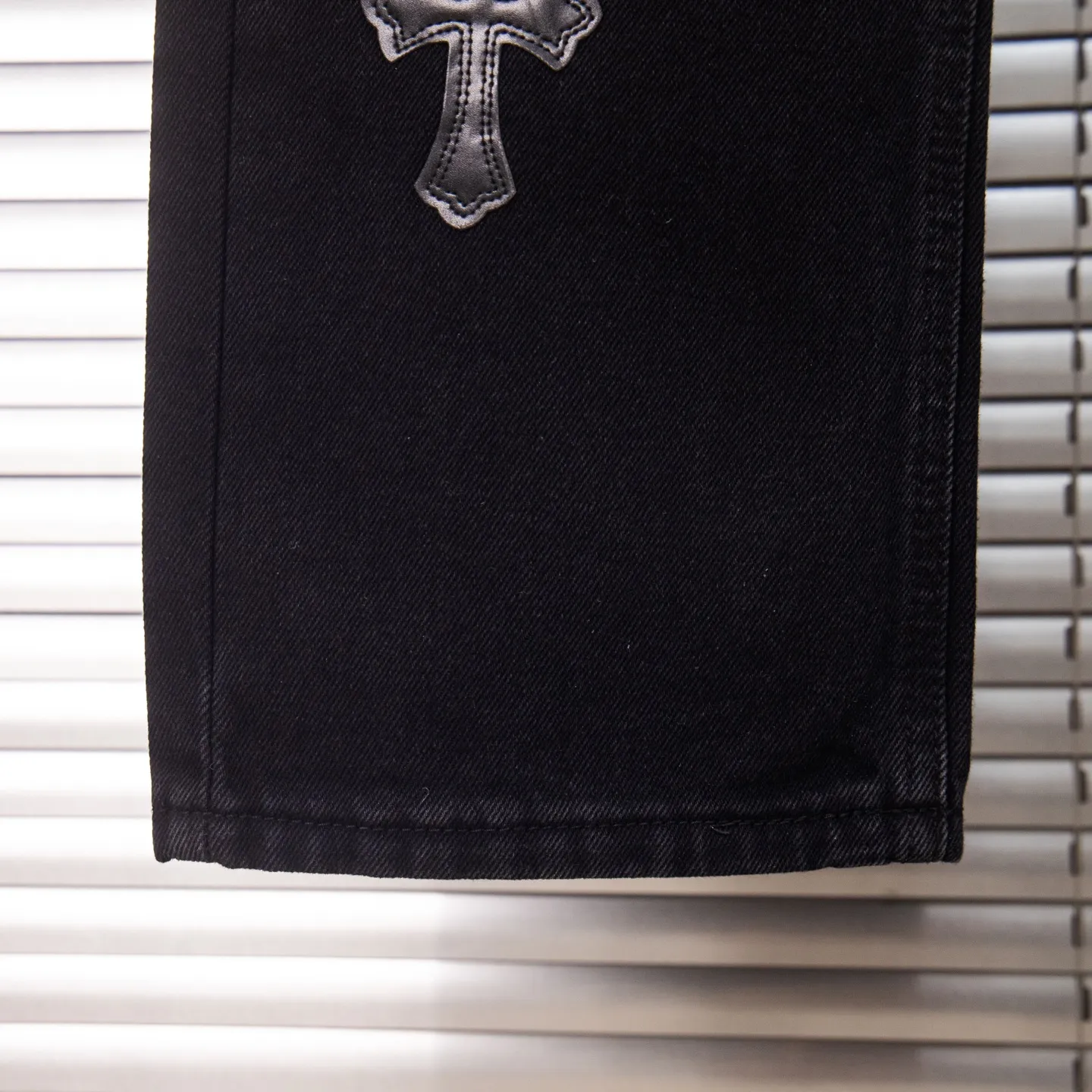 P260 Chrome Hearts Black Pants Sanskrit Black and White Patch Leather Jeans CH jeans need to be washed and then disassembled and hand-stitched with sheepskin cross leather and then spliced ​​together to complete. The whole piece has too many craftsmanship to explain, patchwork cross pattern embellishment, high-waisted washed jeans! ! Absolutely high-end luxury products, god-level single products and super popular products, made with top heavy industry, a must-see magic weapon. Customized hardware. The fabric is thick and soft after washing. It has good breathability. Customized small leather label. Unique design. The details are simple and elegant, and the workmanship is exquisite. The entire trousers are neatly routed and the details are in place! It’s so cool that both men and women can easily control the genderless trend! Style number: 1875# Color: black Size: 28 30 32 34